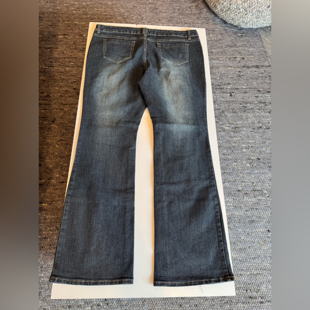 Size 33,20 inch WAIST with stretch rise 11” 34 inches inseam angel Ricky’s jeans